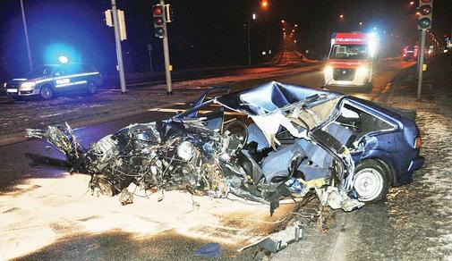 Toedlicher-Glaette-Unfall-Mann-raste-gegen-Baum_ArtikelQuer.jpg